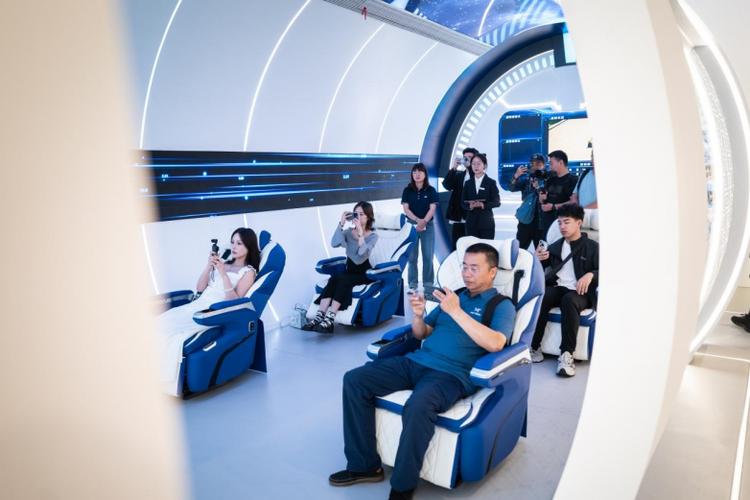 探秘“奇妙工厂” 2025苏州工业园区网络文化采风活动圆满举行